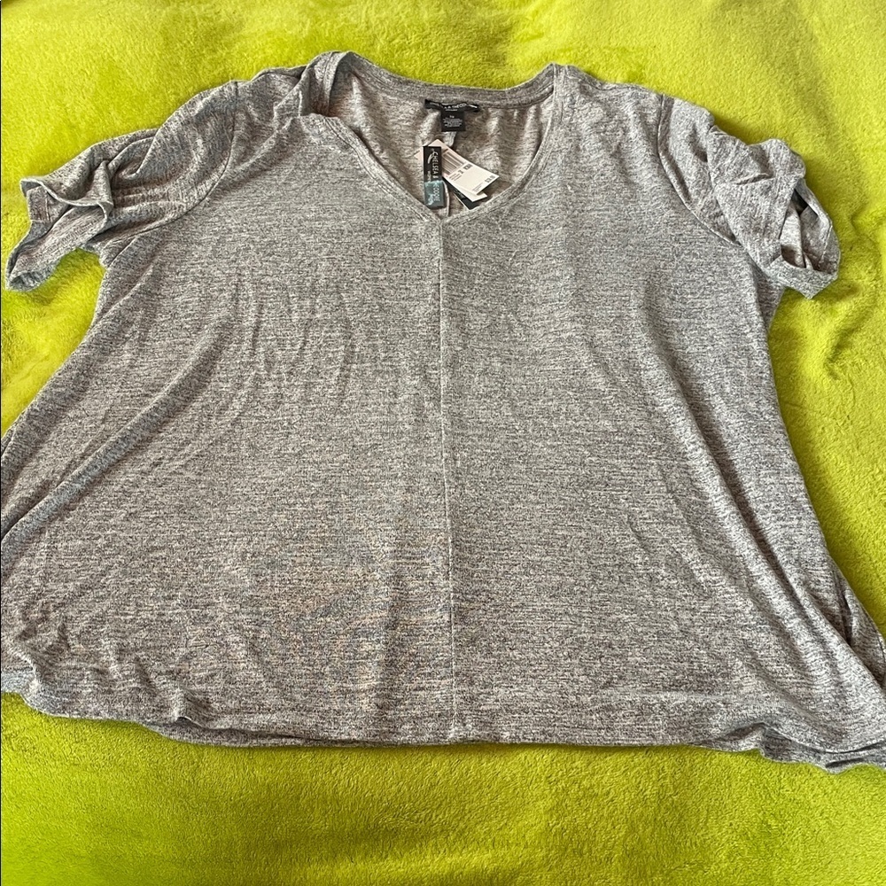 Chelsea & Theodore Heather Gray V-Neck Short Sleeve Tee